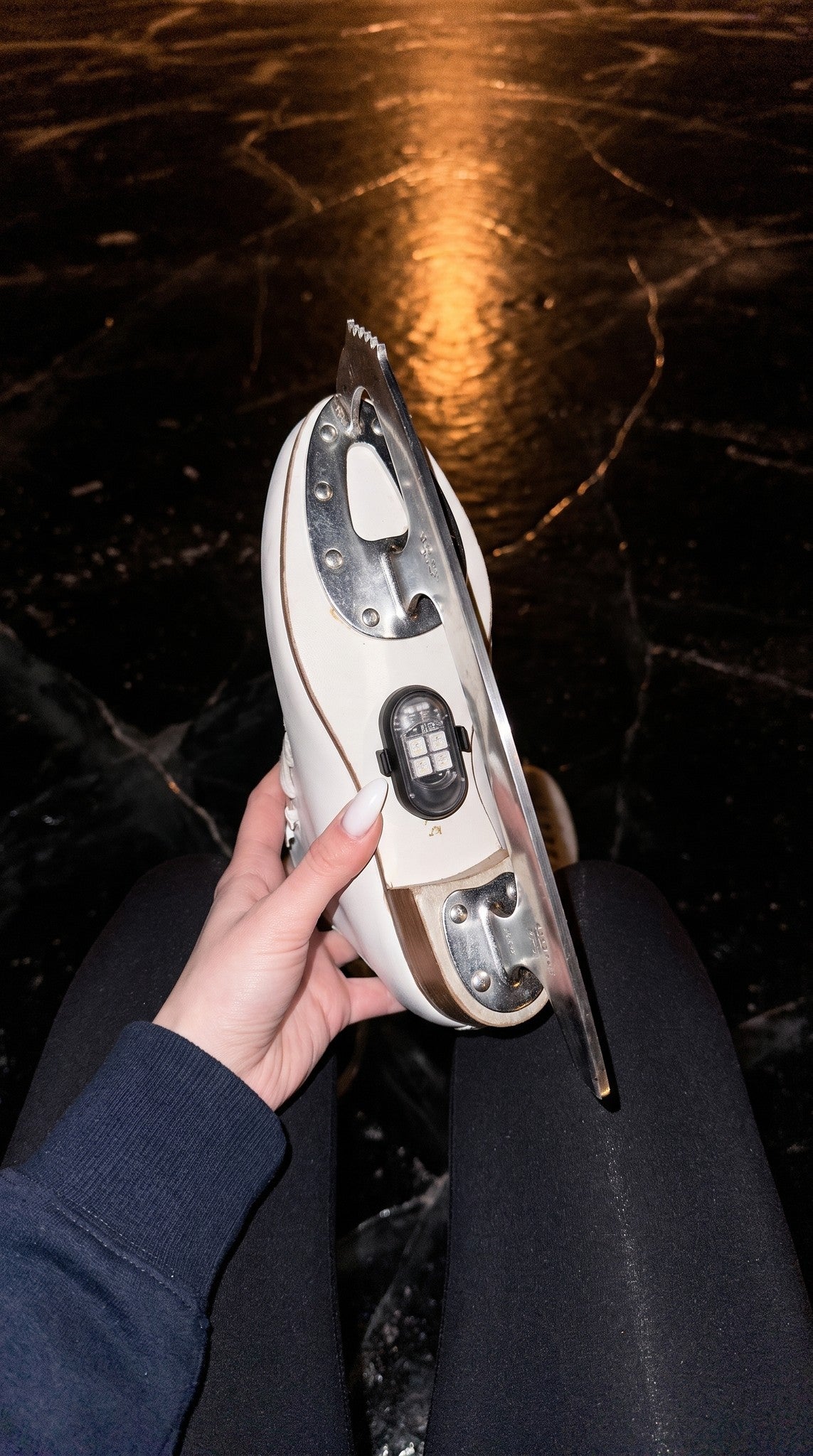 BladeLit pod mounted under the boot in the blade-holder gap